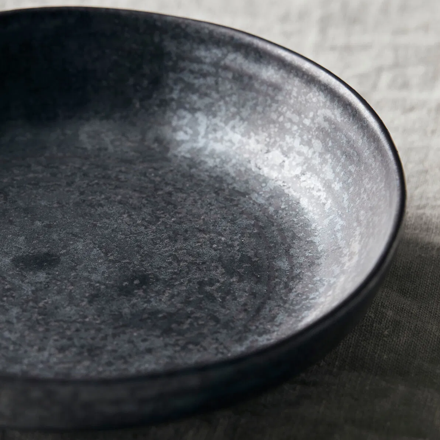 Pion Shallow Bowl, Black/Brown