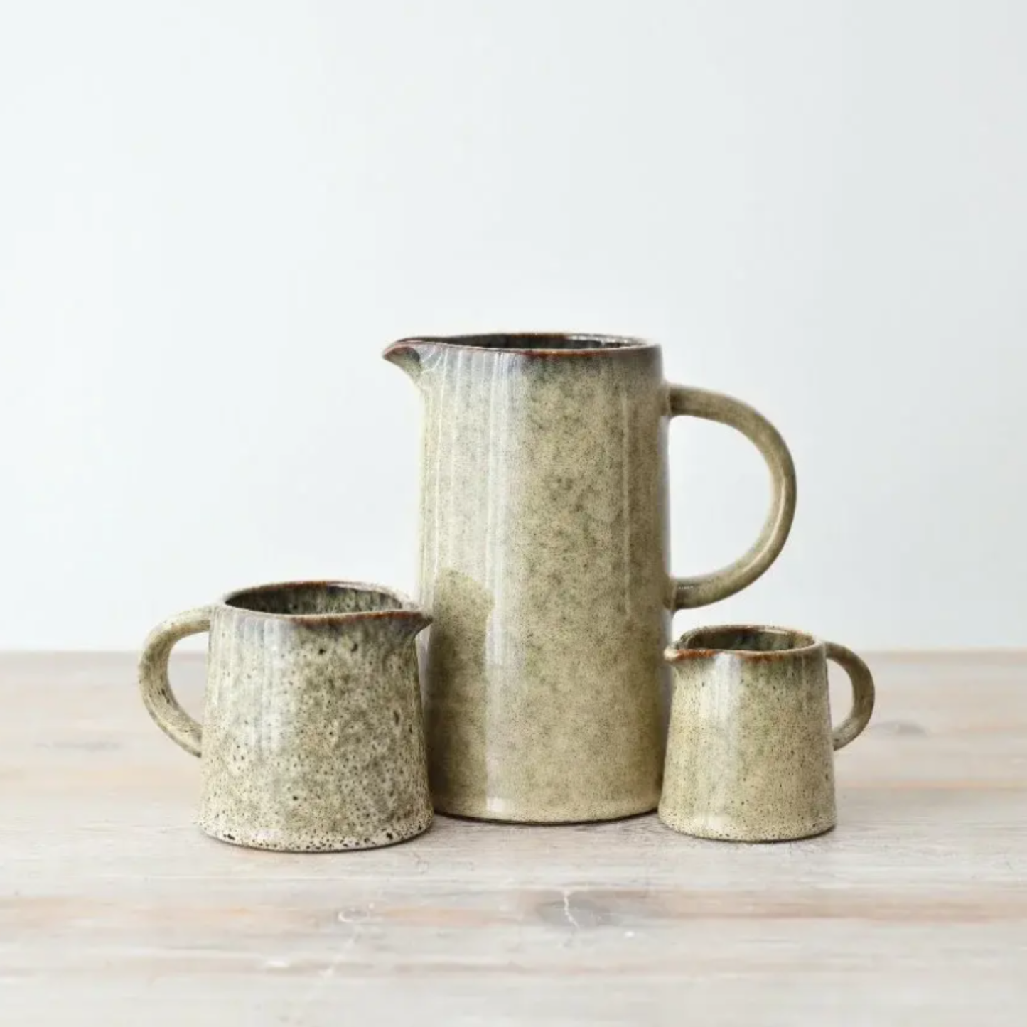 Dora Jug, Medium