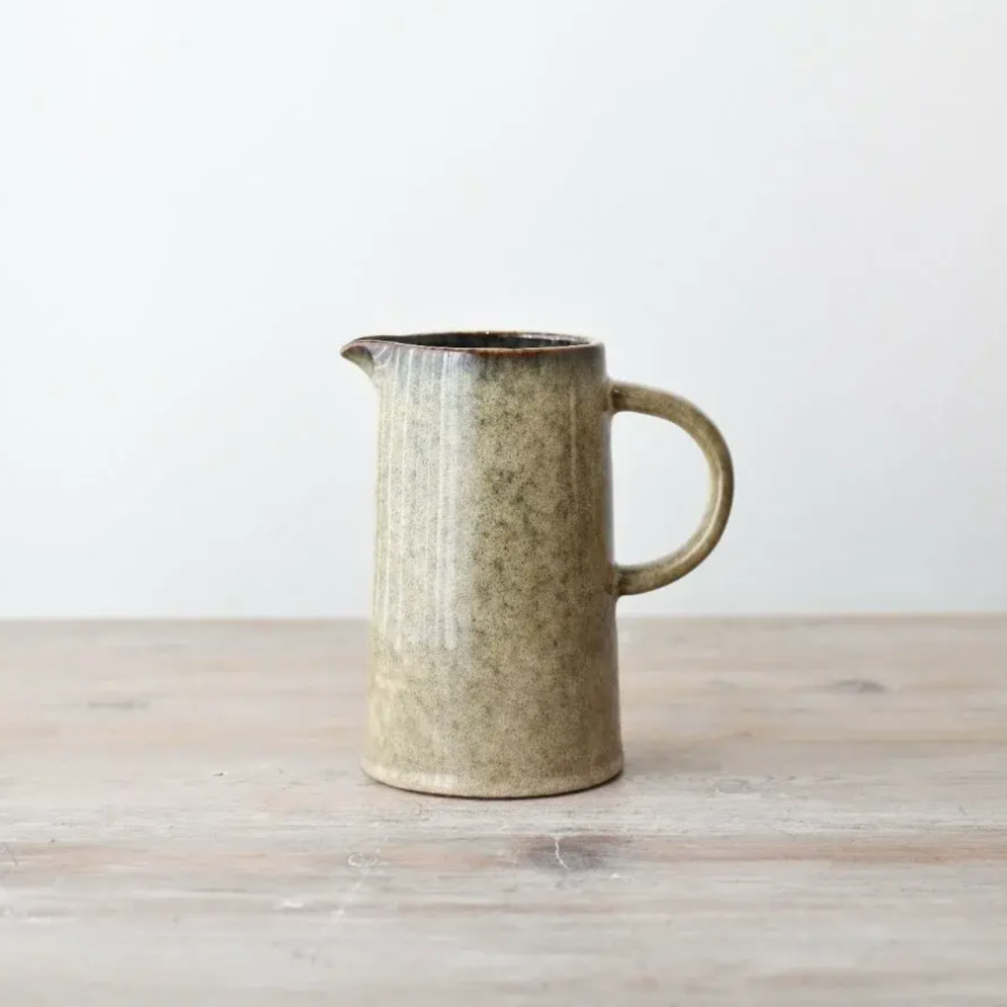 Dora Jug, Medium
